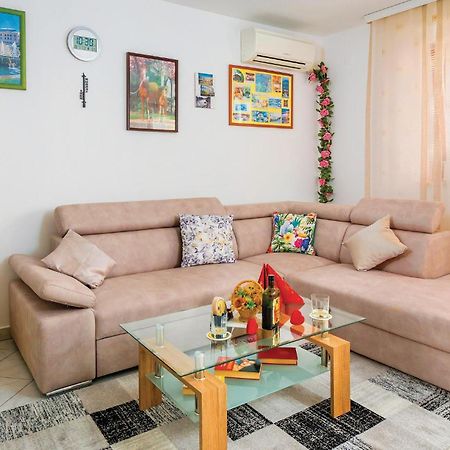 2 Bedroom Gorgeous Apartment In Rabac Bagian luar foto