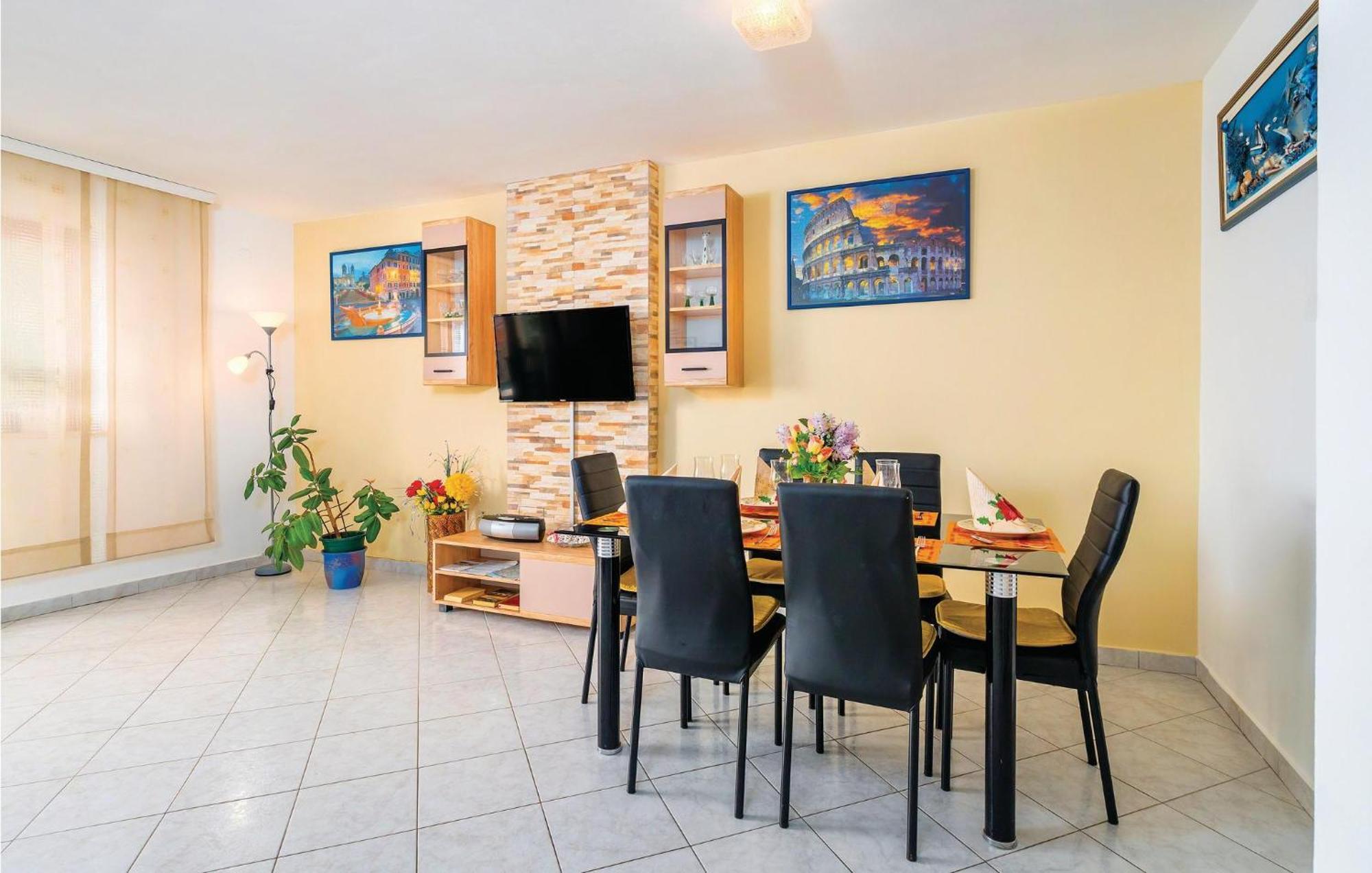 2 Bedroom Gorgeous Apartment In Rabac Bagian luar foto