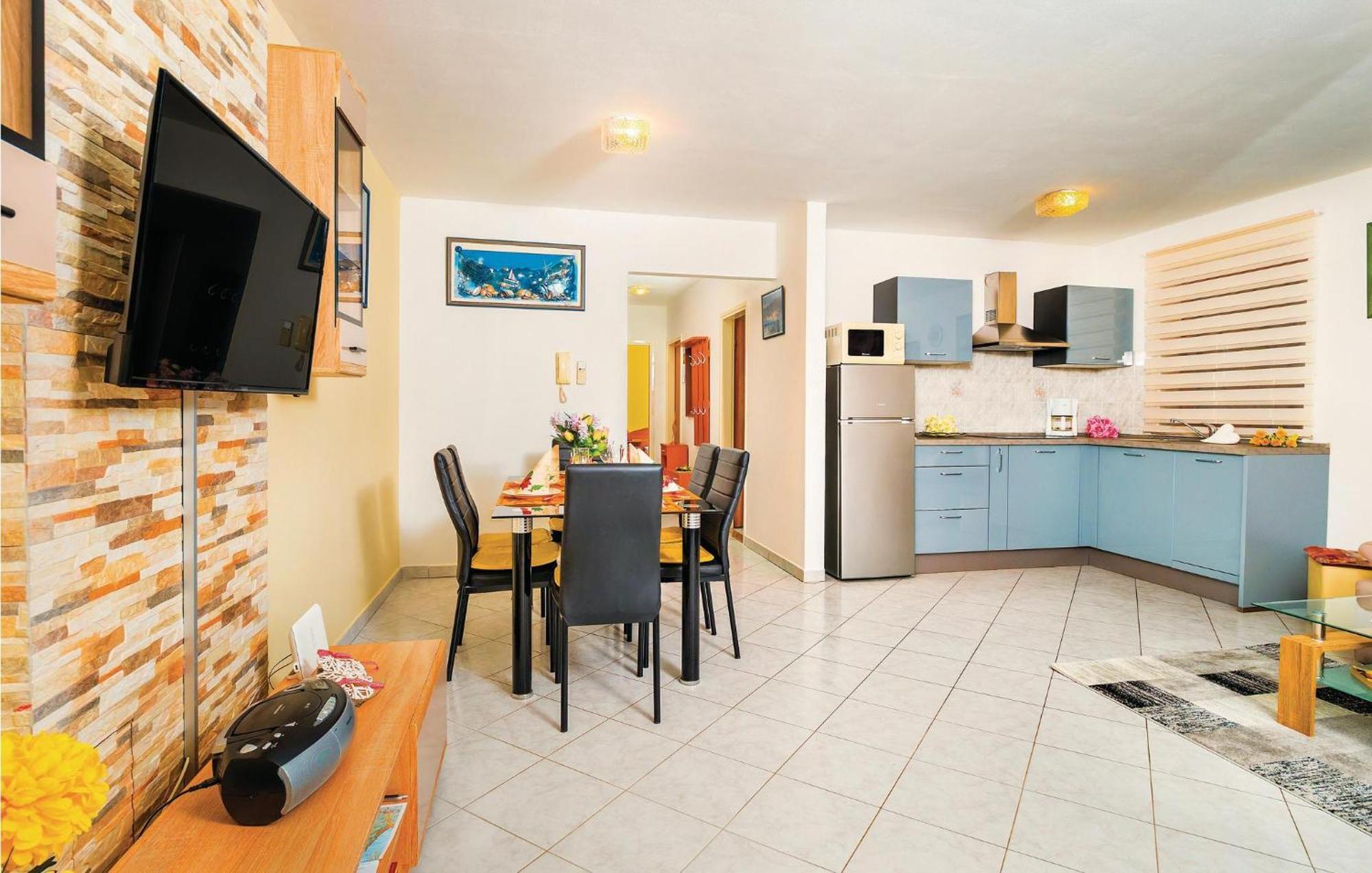 2 Bedroom Gorgeous Apartment In Rabac Bagian luar foto