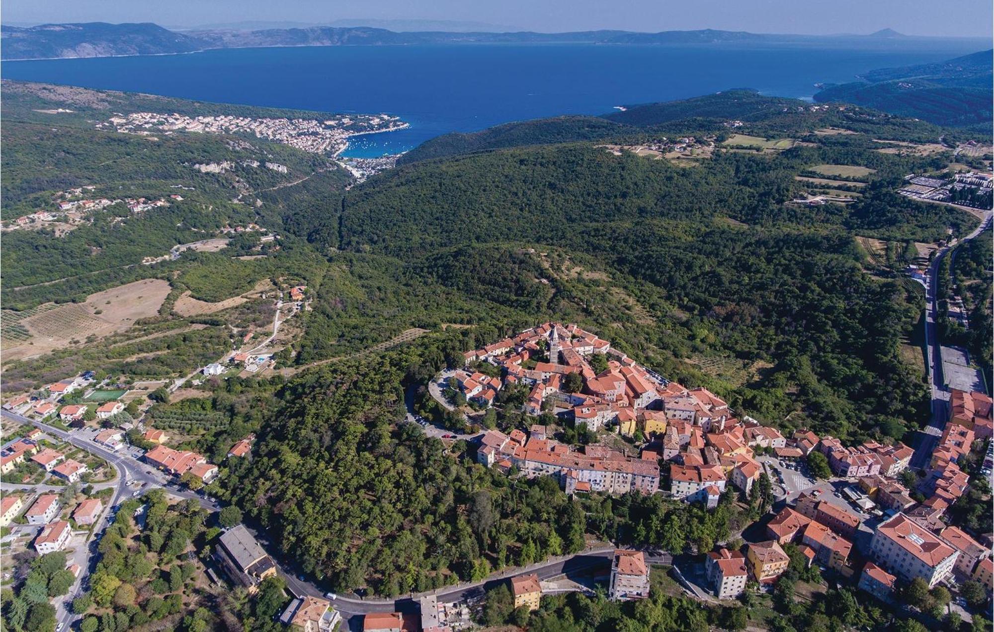2 Bedroom Gorgeous Apartment In Rabac Bagian luar foto