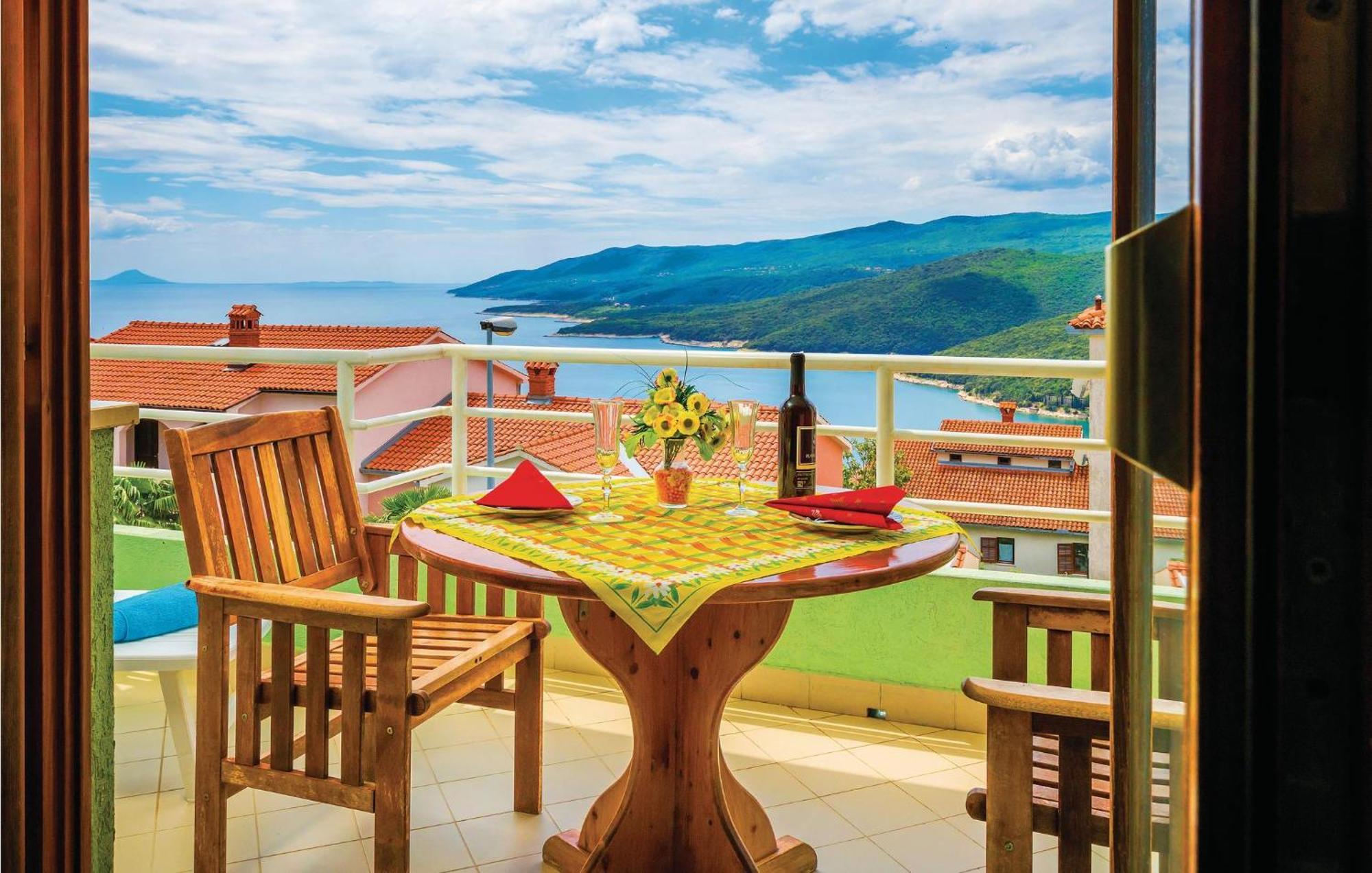 2 Bedroom Gorgeous Apartment In Rabac Bagian luar foto
